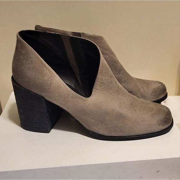Free People "Terrah" Taupe Distressed Leather Ankle Boots Sz.10 MSRP $198 - Picture 1 of 11